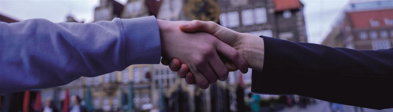 zwei Personen reichen sich die Hände